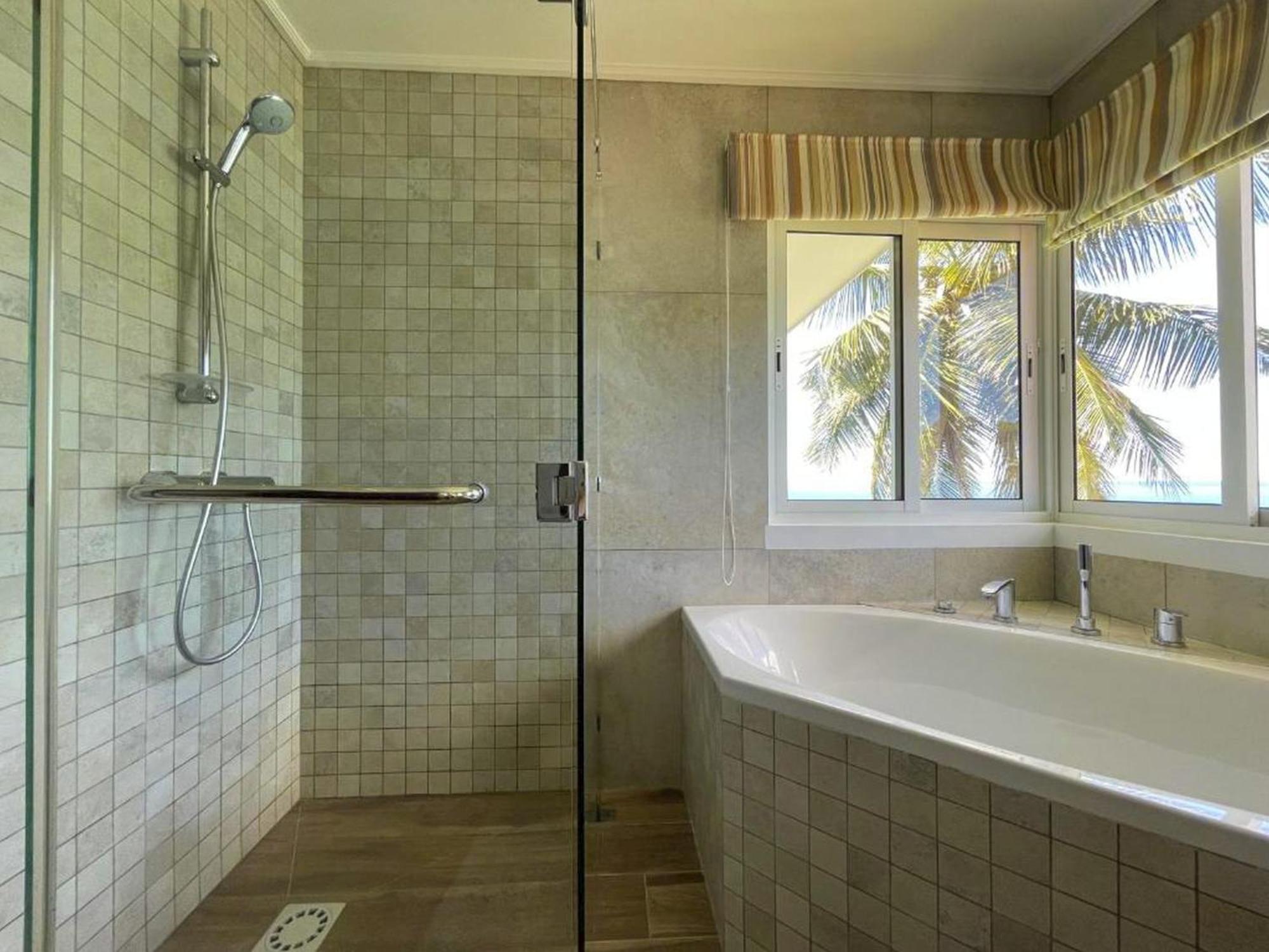 بيل أومبغْ Vallonend Beachfront Villa With Excellent View المظهر الخارجي الصورة